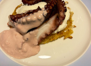 Foto di Polpo grigliato su rosti di patate crema di mozzarella e maionese di polpo