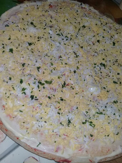 Una foto de Pizza Fría con mayonesa huevo y perejil !!! ☺
