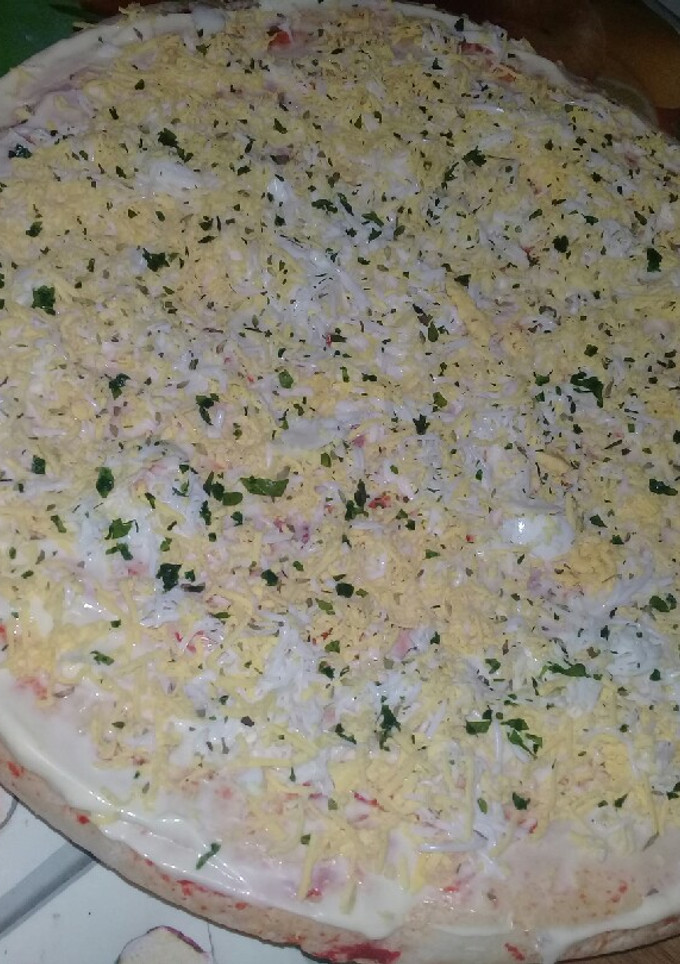 Una foto de Pizza Fría con mayonesa huevo y perejil !!! ☺