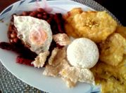 Una foto de comida colombiana