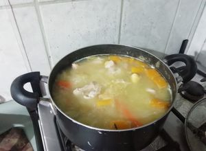 Una foto de Sopa de pollo de mamá