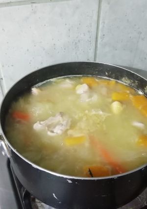 Una foto de Sopa de pollo de mamá