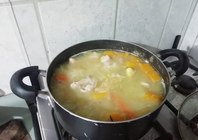 Sopa de pollo de mamá