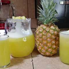 Una foto de Agua de piña natural