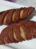 Nariyal and beetroot ki filling ke sath layered gujiya