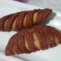 A picture of Nariyal and beetroot ki filling ke sath layered gujiya.