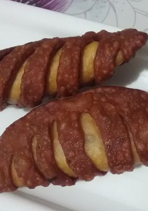 A picture of Nariyal and beetroot ki filling ke sath layered gujiya.