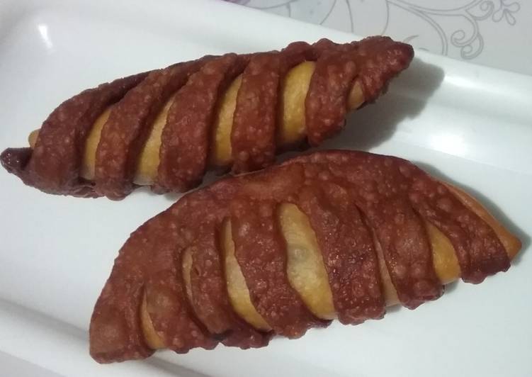 Recipe of Super Quick Homemade Nariyal and beetroot ki filling ke sath layered gujiya