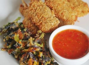 Foto resep Thai Street Food Platter (Bunga Telang Goreng, Chicken Stick)