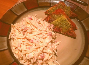 Una foto de Spaguetti carbonara con pollo 🍝🧀🍞