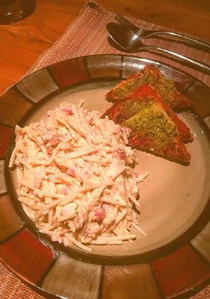 Una foto de Spaguetti carbonara con pollo 🍝🧀🍞