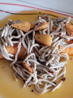 Una foto de Salmón con gulas. Delicioso
