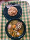 Sopa de la abuela con fideos y arroz de plátano maduro