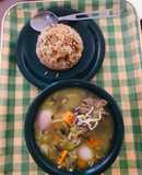 Sopa de la abuela con fideos y arroz de plátano maduro