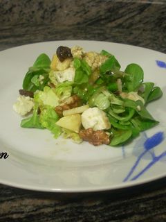 Una foto de Ensalada con manzana y queso azul