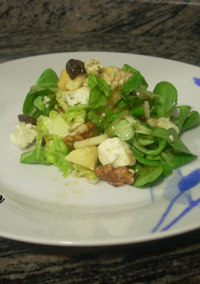 Una foto de Ensalada con manzana y queso azul