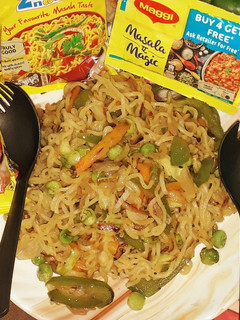 वेज मैगी ड्राई नूडल्स(Veg maggi dry noodles recipe in hindi) रेसिपी मुख्य फोटो