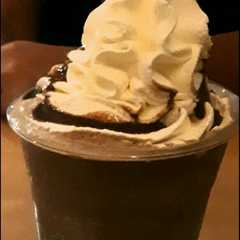 A picture of Chocolate caliente y chantilly.