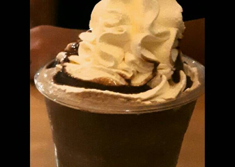 Chocolate caliente y chantilly