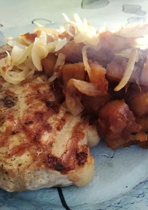 Una foto de Bife de cerdo c/ batatas caramelizadas