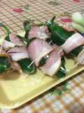 Jalapeños rellenos de queso crema enrollados en tocino