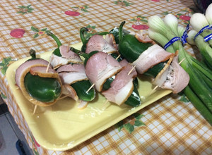 Una foto de Jalapeños rellenos de queso crema enrollados en tocino