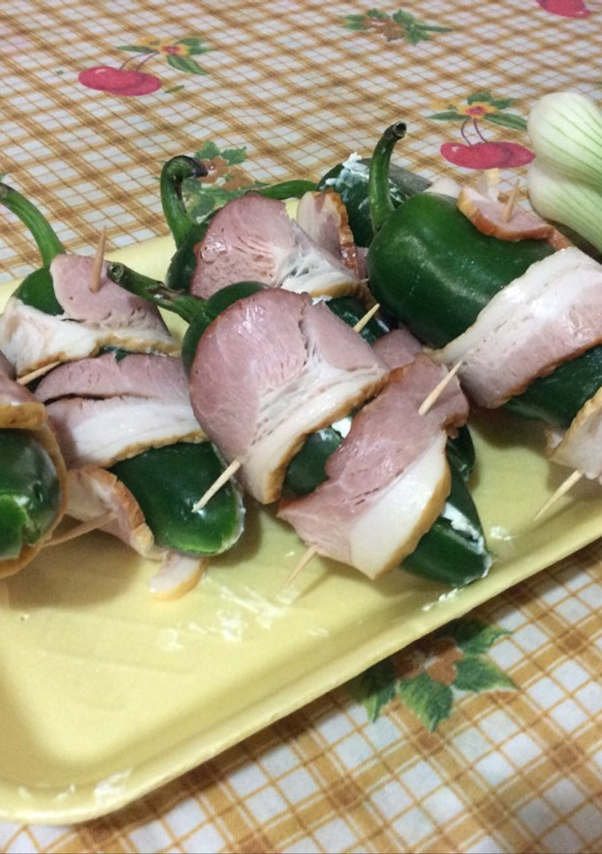 Una foto de Jalapeños rellenos de queso crema enrollados en tocino