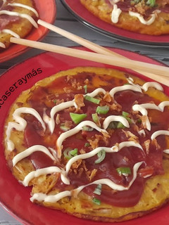 Una foto de Okonomiyaky -tortilla japonesa-