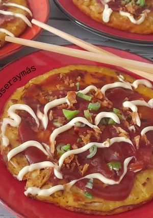 Una foto de Okonomiyaky -tortilla japonesa-