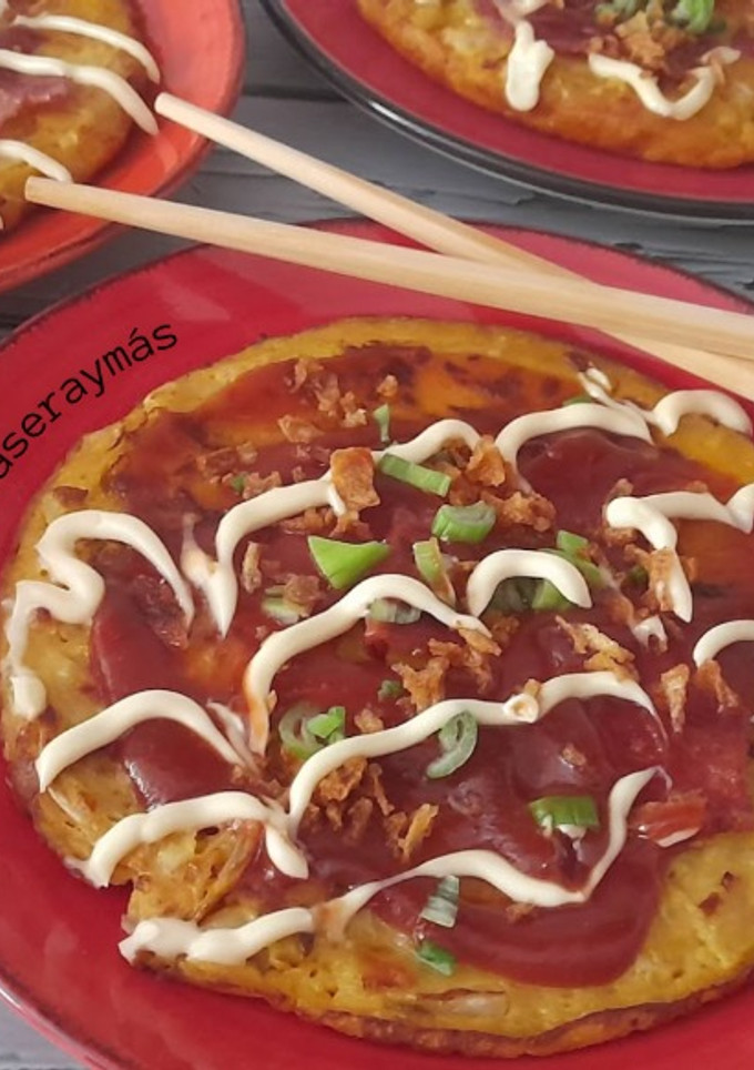 Una foto de Okonomiyaky -tortilla japonesa-
