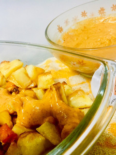 Una foto de PAPAS Y BONIATOS CON SALSA BRAVA 😋🤩😋👏