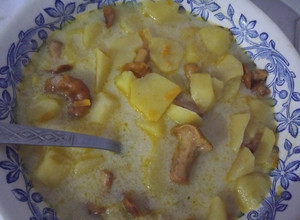 Фото Тушкована картопля з лисичками та сметаною.