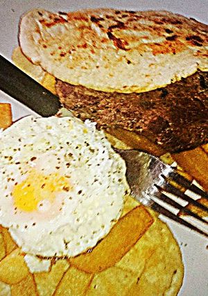 A picture of Tex's Steak, Egg & Chips Flabread 🐮🍳🍟🍞.