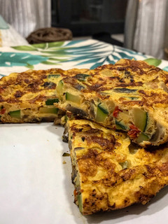 Una foto de Frittata de calabacín, champiñón y tomate