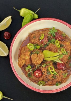 A picture of Spicy Chicken karahi.