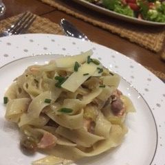 A picture of Chicken, bacon and pistachio pasta.