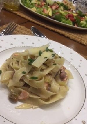 A picture of Chicken, bacon and pistachio pasta.