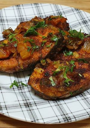 A picture of Tava fry fish in mustard oil.