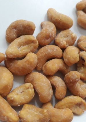 A picture of Coated Cashew nuts.