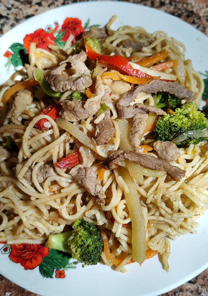 Una foto de Chaomin con carne de res