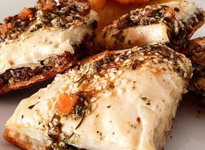 Una foto de BAKLAWA🥧Salada de Carne con Zaatar y🍅Tomate..!