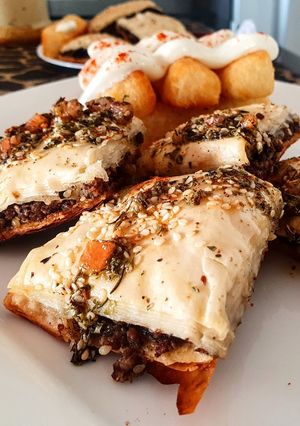 Una foto de BAKLAWA🥧Salada de Carne con Zaatar y🍅Tomate..!