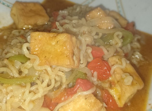 Una foto de Fideos veganos con tofu