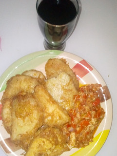 A picture of Fried yam with egg sauce.