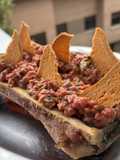 Steak tartar sobre tuétano