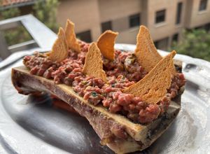 Una foto de Steak tartar sobre tuétano