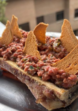Una foto de Steak tartar sobre tuétano