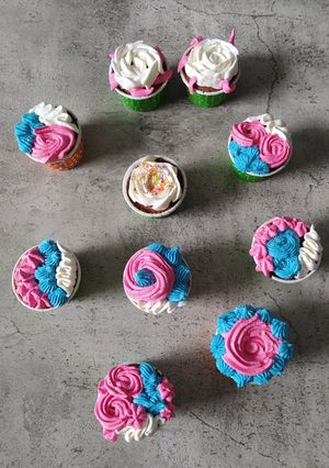 Foto resep Chocolate Cupcake with Strawberry Filling (decorating cake)
