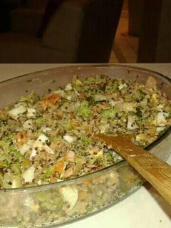 Una foto de ¡Ensalada de quínoa: Con atún y aderezada con, mayonesa de aguacate (palta)!