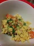 Ovos mexidos com bacon e tomate cereja